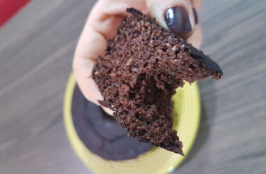 Bolo de chocolate low carb mais fácil do mundo | Sem farinha e sem açúcar