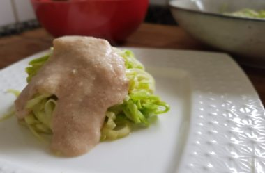 Espaguete de abobrinha com molho branco vegano